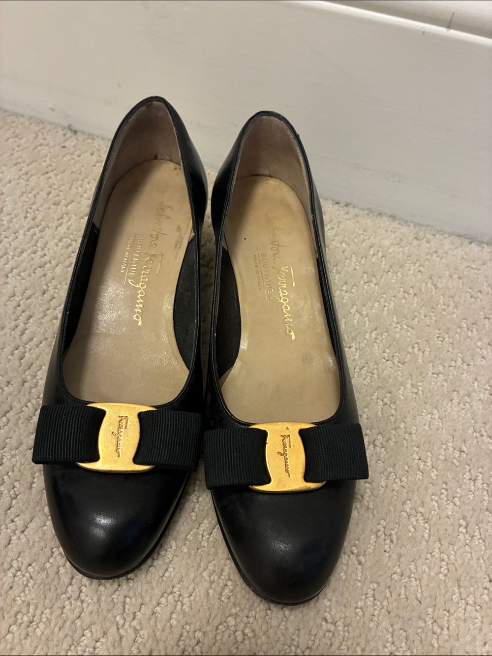Salvatore Ferragamo Black Leather Vara Bow Low Heel Pumps 5.5 C Italy👝
